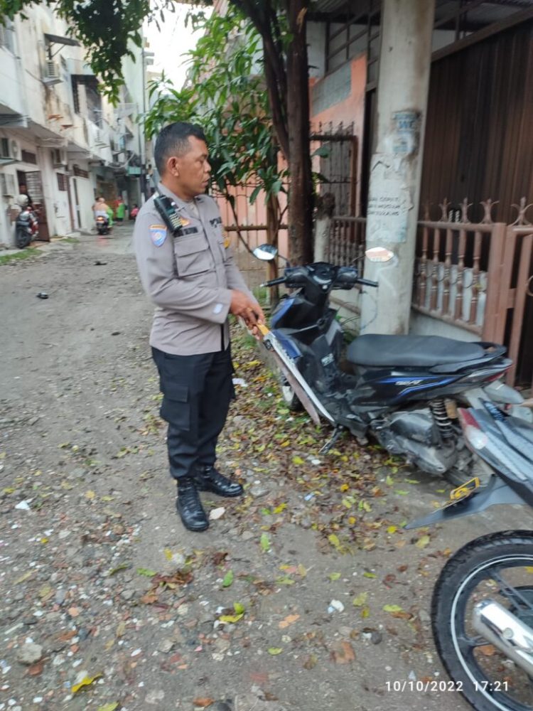 Bhabinkamtimas, AIPDA. Irwan Silitonga saat bubarkan kerumunan anak sekolah hendak tauran, Rabu (12/10).