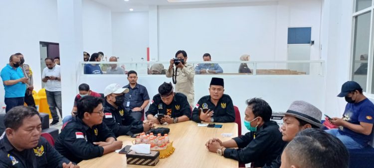 Perwakilan AMI saat audiens bersama Kasi Pidum, Hamonangan dan Kasi Intel, I Putu Arya Kejari Tanjung Perak, Kamis (13/10).