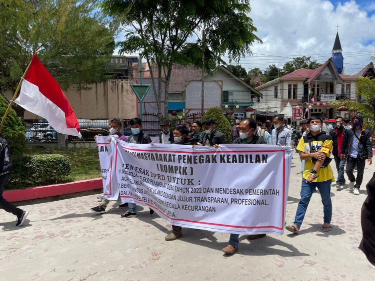 Massa KOMPAK saat berjalan menuju gedung DPRD Taput, Jumat (14/10).