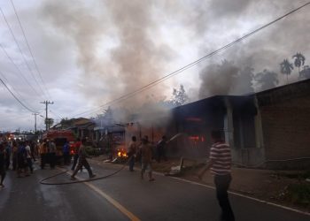Kobaran api saat hanguskan rumah Erika Nainggolan, Jumat (14/10).