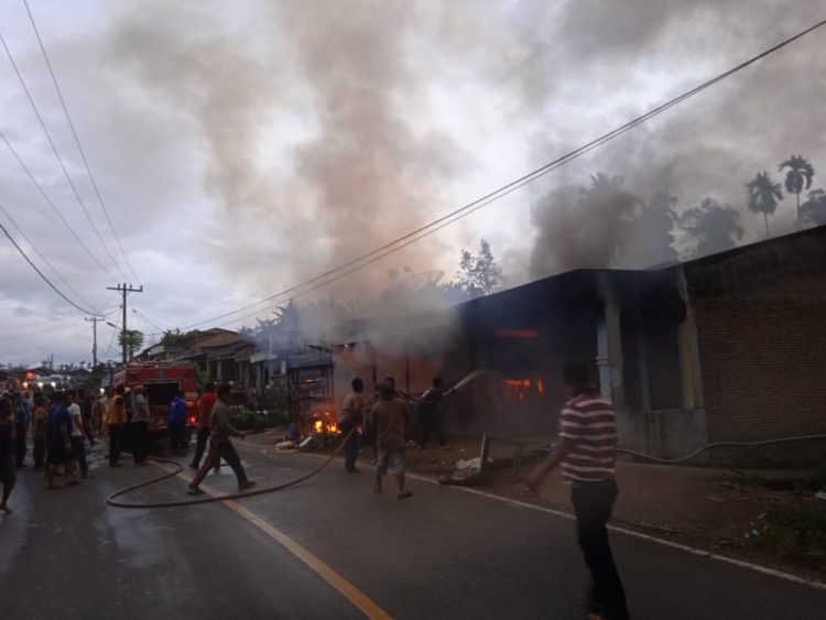 Kobaran api saat hanguskan rumah Erika Nainggolan, Jumat (14/10).