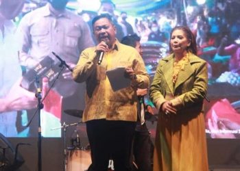 Bupati Dairi, Eddy Berutu didampingi Isteri saat tutup resmi pesta Njuah Njuah, Jumat malam (14/10)