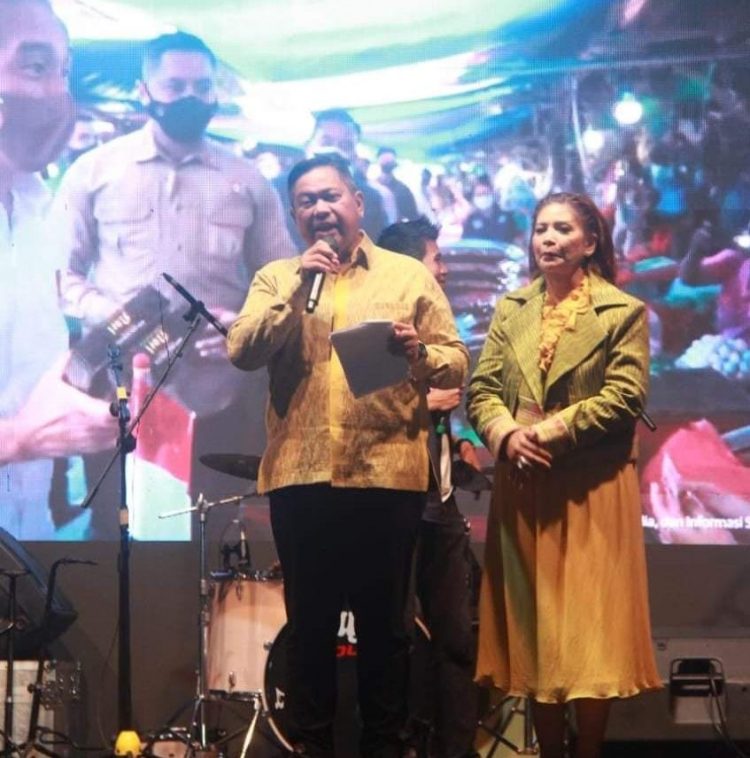 Bupati Dairi, Eddy Berutu didampingi Isteri saat tutup resmi pesta Njuah Njuah, Jumat malam (14/10)