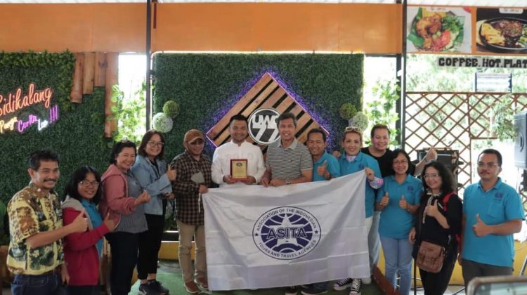 Travel ASITA saat hadir dipesta budaya Njuah Njuah - Dairi, Jumat (14/10).