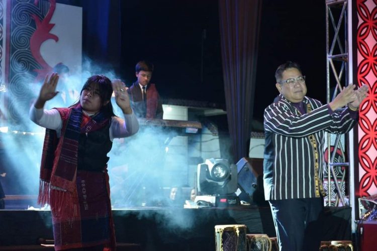 Bupati Dairi, Dr. Eddy Berutu saat ikuti pagelaran Legenda Sitagandera, Kamis (13/10).