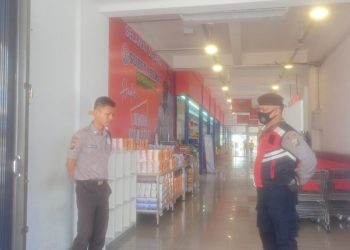 Personil Sat Samapta Polrestabes Medan saat giat patroli dialogis ke pusat perbelanjaan, Rabu (19/10).