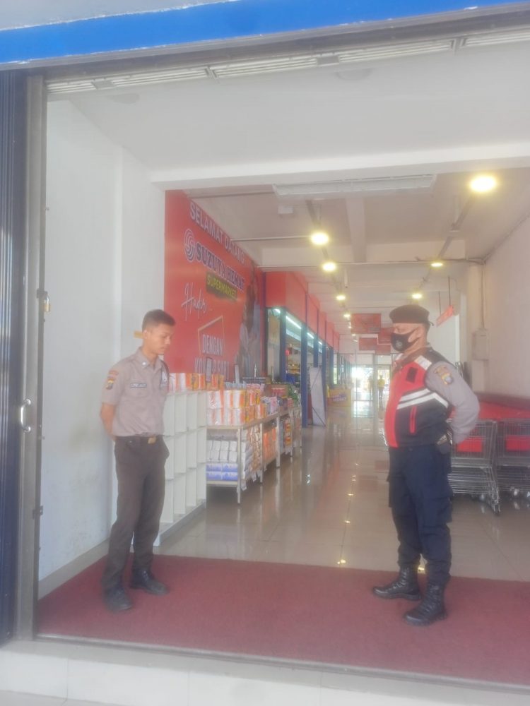 Personil Sat Samapta Polrestabes Medan saat giat patroli dialogis ke pusat perbelanjaan, Rabu (19/10).