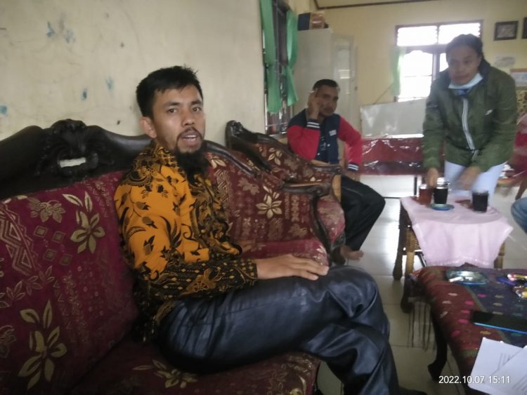 Ketua Kompak, Rijon saat diwawancarai dirumahnya beberapa hari silam, Rabu (19/10).