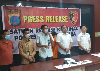 Sat Reskrim Polres Taput bersama pihak pertamina saat konferensi pers penangkapan pelaku penyalahgunaan BBM Subsidi, Rabu (19/10).