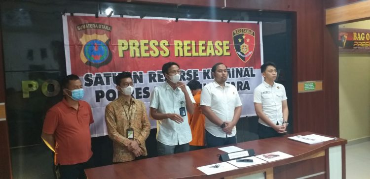 Sat Reskrim Polres Taput bersama pihak pertamina saat konferensi pers penangkapan pelaku penyalahgunaan BBM Subsidi, Rabu (19/10).