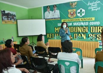 Ketua TP PKK Kabupaten Dairi, Ny. Romy Mariani Eddy Berutu saat menghadiri iva test program pembinaan PKK di Desa Kentara, Selasa (18/10).