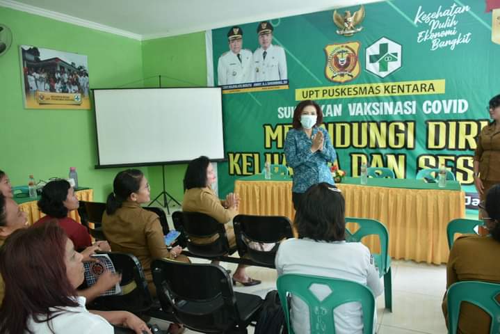 Ketua TP PKK Kabupaten Dairi, Ny. Romy Mariani Eddy Berutu saat menghadiri iva test program pembinaan PKK di Desa Kentara, Selasa (18/10).