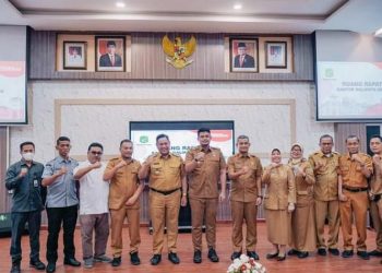 Bupati Dairi  Eddy Berutu saat bertemu dengan Walikota Medan, Bobby Nasution, didampingi Sekda Kota Medan Wiriya Alrahman bahas kerjasama menekan inflasi daerah, Selasa (18/10).