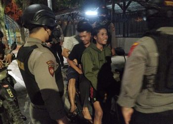 Personil Sat Samapta Polrestabes Medan saat patroli dini hari, Kamis (20/10).