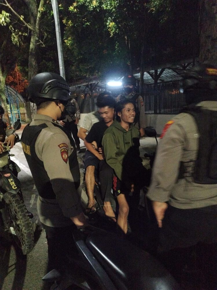 Personil Sat Samapta Polrestabes Medan saat patroli dini hari, Kamis (20/10).