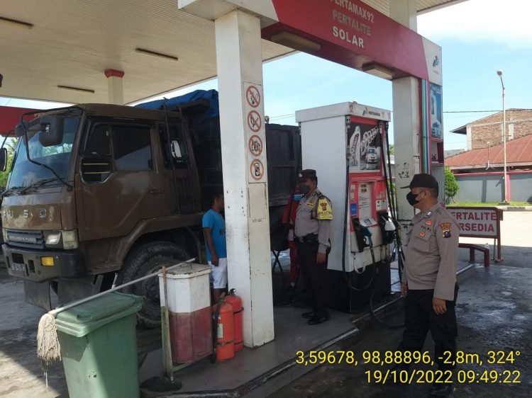 Personil Polsek Beringin jajaran Polresta Deliserdang saat patroli BBM, Kamis (20/10).