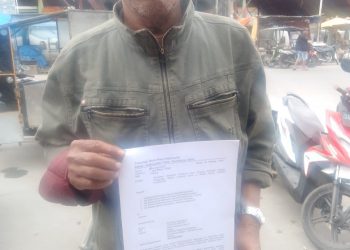 Maringan Napitupulu saat menunjukkan berkas suratnya, Kamis (20/10).