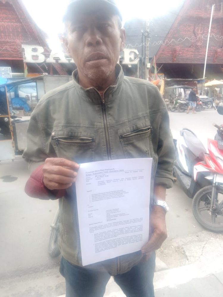 Maringan Napitupulu saat menunjukkan berkas suratnya, Kamis (20/10).