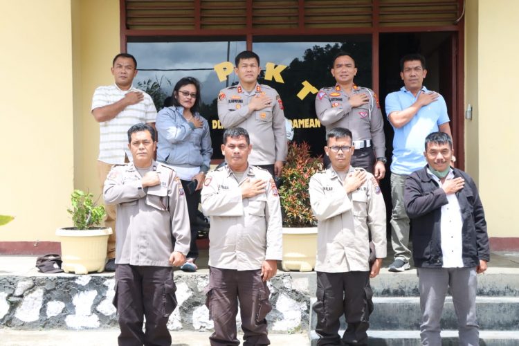 Kapolres Simalungun AKBP. Ronald didampingi Kasat Lantas Polres Simalungun AKP. Hendrik Fernandes Aritonang SIK, M.H, Kasat Narkoba Polres Simalungun AKP. Adi Haryono SH, serta Kasat Intelkam Polres Simalungun IPTU. Teguh Raya Putra Sianturi bersama personil Polsek Dolpar, Kamis (20/10).