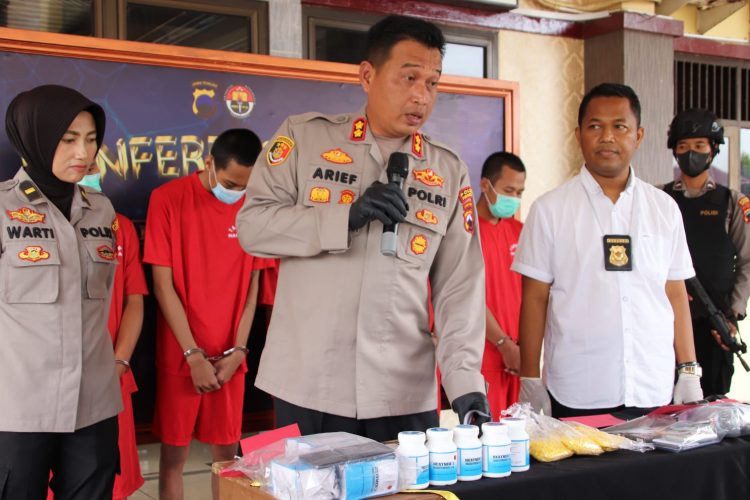 Kapolres Pekalongan,AKBP Arief saat pimpi  konfensi pers, Kamis (20/10).