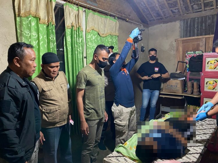 Jasad KTH, setelah diturunkan warga tergantung ditiang penyangga atap rumah menggunakan sarung, Kamis (20/10).