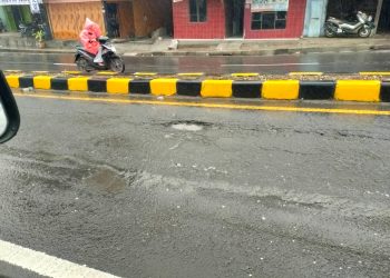 Kondisi bahu jalan yang sudah banyak berlubang, Jumat (21/10).