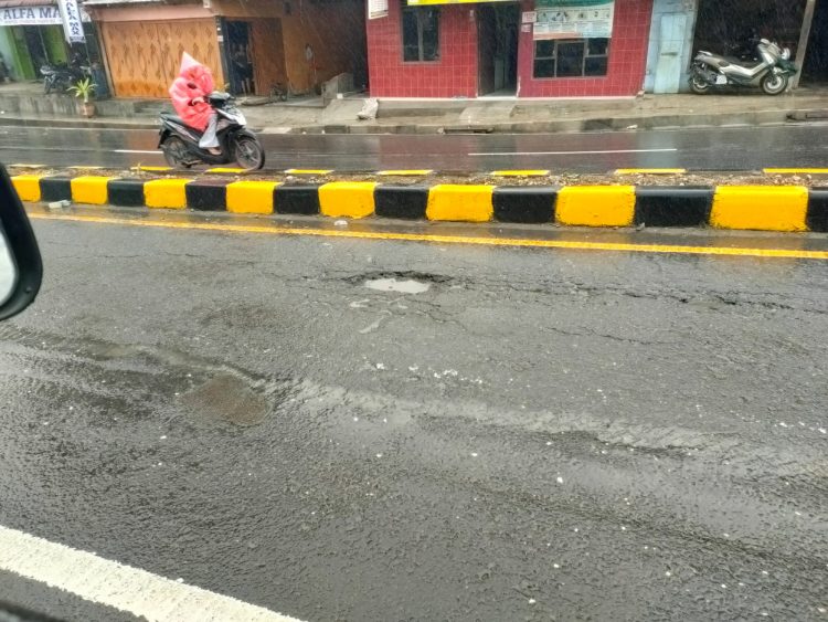 Kondisi bahu jalan yang sudah banyak berlubang, Jumat (21/10).