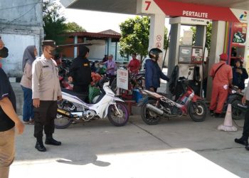 Personil Polsek Galang saat patroli rutin di SPBU, Jumat (21/10).