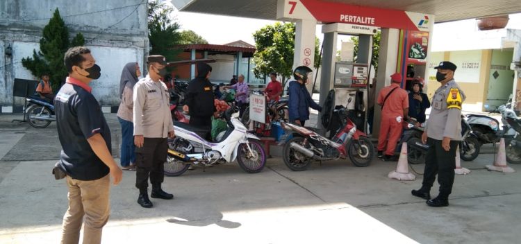 Personil Polsek Galang saat patroli rutin di SPBU, Jumat (21/10).