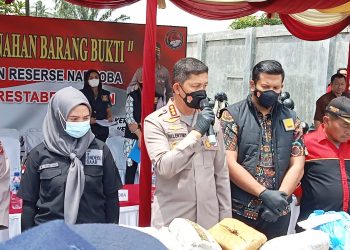 Kapolrestabes Medan, Kombes. Pol. Valentino didampingi Kasat Narkoba, Kompol Rafles Marpaung saat pemusnahan 84kg Ganja, Jumat (22/10).