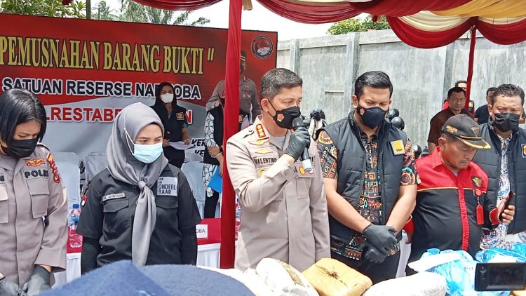 Kapolrestabes Medan, Kombes. Pol. Valentino didampingi Kasat Narkoba, Kompol Rafles Marpaung saat pemusnahan 84kg Ganja, Jumat (22/10).