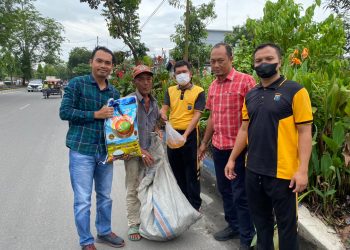 Kasat Reskrim Polresta Deliserdang, Kompol Cahyadi bersama jajaran saat bagikan sembako, Sabtu (22/10).