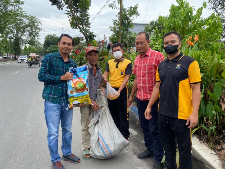 Kasat Reskrim Polresta Deliserdang, Kompol Cahyadi bersama jajaran saat bagikan sembako, Sabtu (22/10).
