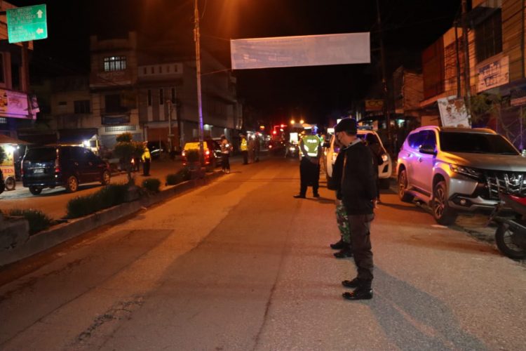 Patroli gabungan skala besar bersama Polres Dairi, TNI dan Satpol PP Dairi, Sabtu malam (22/10).