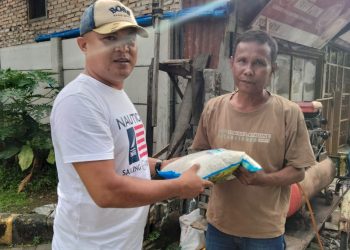 Kasat Reskrim Polresta Deliserdang, Kompol. I Kadek H. Cahyadi SH, SIK, MH saat bagikan sembako kepada warga terdampak kenaikan harga BBM, Sabtu (22/10).