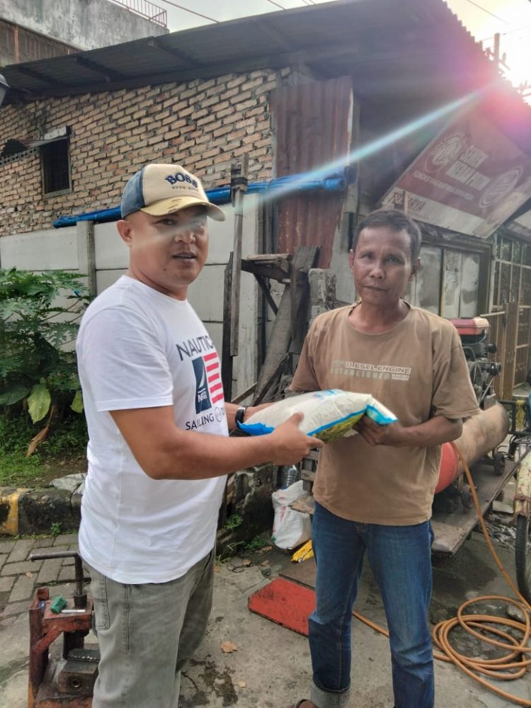 Kasat Reskrim Polresta Deliserdang, Kompol. I Kadek H. Cahyadi SH, SIK, MH saat bagikan sembako kepada warga terdampak kenaikan harga BBM, Sabtu (22/10).