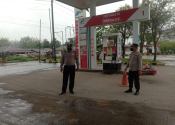 Personil Polsek Pagar Merbau saat patroli rutin di SPBU, Senin (24/10).