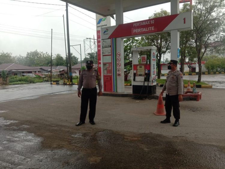 Personil Polsek Pagar Merbau saat patroli rutin di SPBU, Senin (24/10).