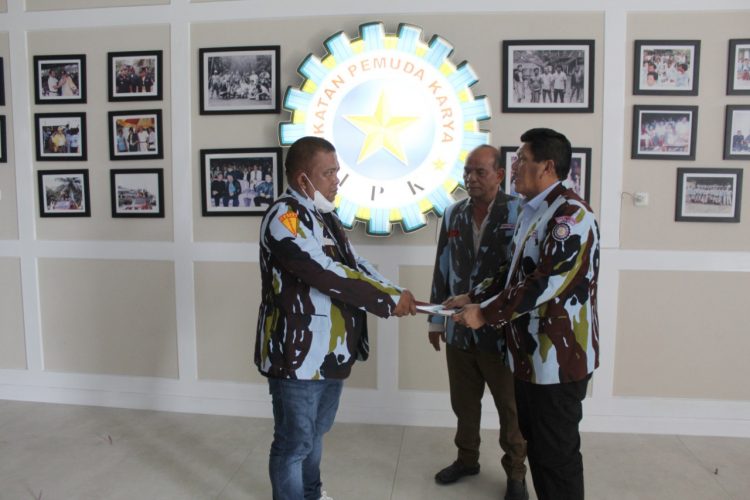 Sekretaris Jenderal H. Arfan Maksum Nasution SH dan Bendahara Umum, T. Nyak Ziral Ukri saat menyerahkan mandat pembentukan pengurus Satuan Tugas Inti Mahasakti Karya DPP IPK kepada Samsul Tarigan, Senin (24/10).