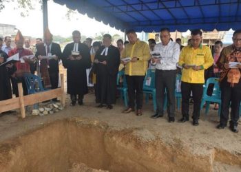 Bupati Dairi, Dr. Eddy Keleng Ate Berutu saat hadiri peletakan batu pertama pembangunan gedung sekolah minggu dan pusat pembinaan HKBP Resort Tigalingga, Kabupaten Dairi, Minggu (23/10).