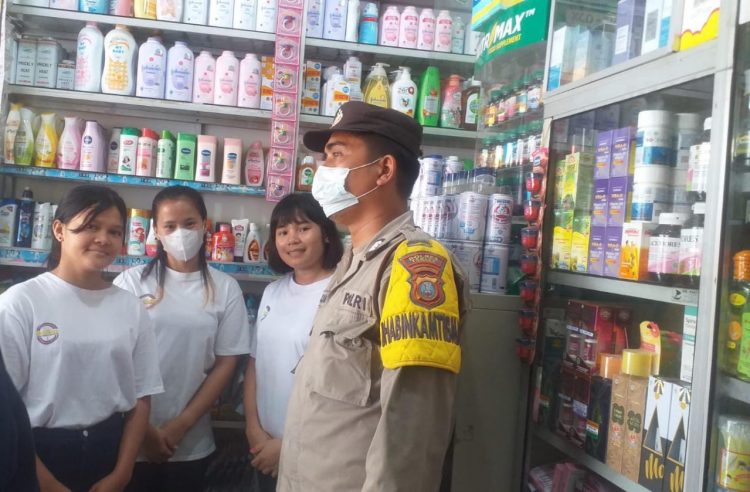 Personil Polsek Laguboti, BRIPKA. R Sinulingga saat giat monitoring ke Apotik, Senin (24/10).