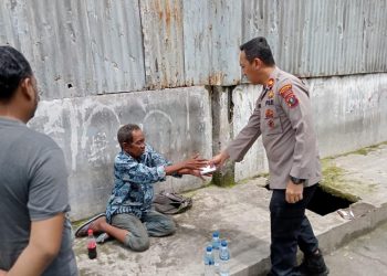 Kapolsek Medan Baru, KOMPOL Ginanjar saat bantu kakek korban pemerasan dua preman, Senin (24/10).