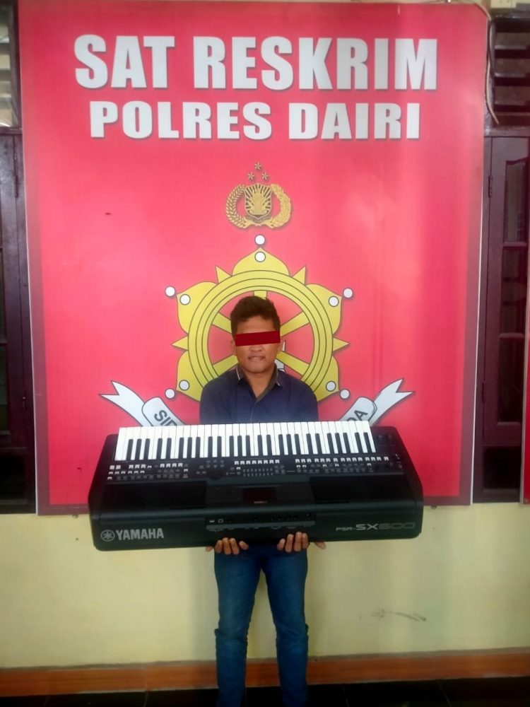 Tersangka pelaku pencurian, ADKAB bersama barang bukti saat diamankan di Polres Dairi, Senin (24/10).