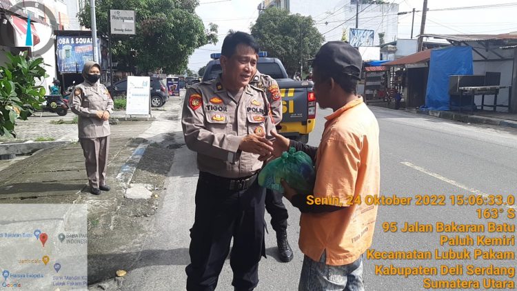 Kasat Samapta Polresta Deliserdang, Kompol B. Panjaitan SH, MH beserta anggota membagikan bansos, Senin (24/10).