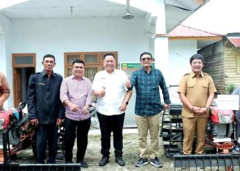 Anggota DPR RI Komisi IV, Djarot Syaiful Hidayat didampingi Bupati Dairi, Dr
 Eddy Berutu saat menyerahkan bantuan Alsintan hand tractor roda dua dan hands Sprayer elektrik, Senin (24/10).