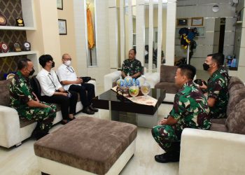 Komandan Pushidrosal (Danpushidrosal), Laksamana Madya TNI Nurhidayat saat terima kunjungan tim evaluator Kemenpan RB, Agustin dan Veron, Selasa (25/10).