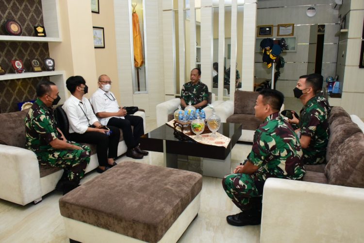 Komandan Pushidrosal (Danpushidrosal), Laksamana Madya TNI Nurhidayat saat terima kunjungan tim evaluator Kemenpan RB, Agustin dan Veron, Selasa (25/10).