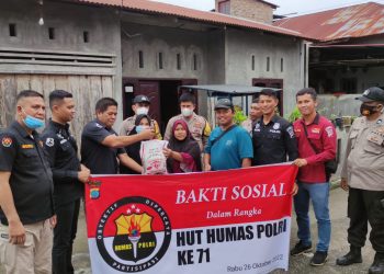 Kasie Humas Polresta Deliserdang, AKP. K. Karo Sekali bersama personil saat bakti sosial, Rabu (26/10).