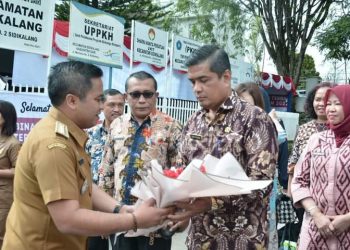 Kepala Bagian Pemerintahan Pemprov Sumut, Ervan Gani Siahaan saat tiba di Kecamatan Sidikalang - Dairi, Kamis (27/10).