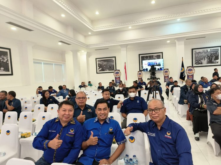 Ketua DPD Partai Nasdem Kabupaten Tapsel, M. Yusuf Siregar bersama kader saat hadiri rapat konsolidasi partai wilayah Sumut, Kamis (27/10).